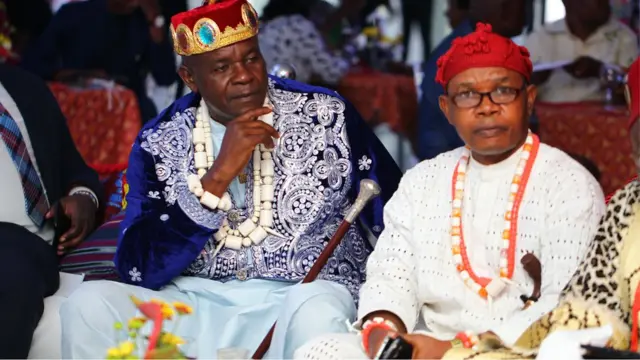 Awọn ijoye ati agbaagba ilu nile Ibo naa joko pẹlu ṣe ayẹyẹ yii