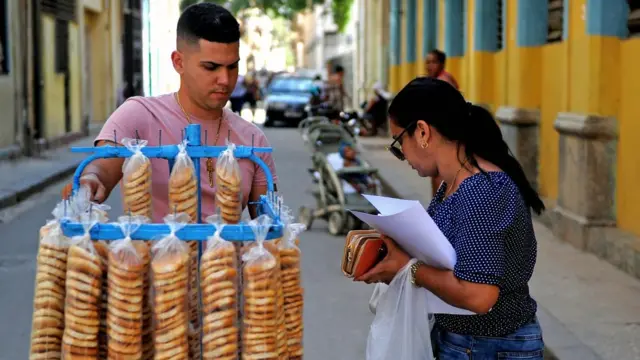 Mulher compra biscoitosbanca que da bonus no cadastroum vendedorbanca que da bonus no cadastroHavana