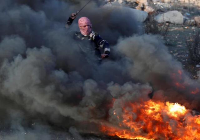 ชาวปาเลสไตน์ขว้างปาก้อนหินใส่กองกำลังอิสราเอล ซึ่งตอบโต้ด้วยการโจมตีทางอากาศ