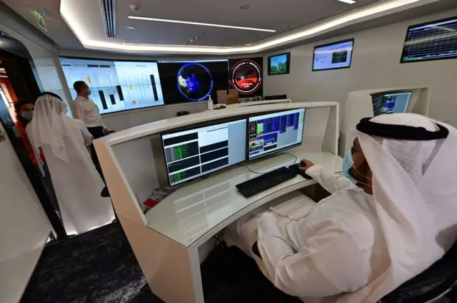 Funcionários trabalham na sala de controle da Missão Marte em Dubai