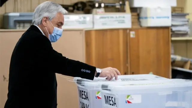 El presidente de Chile, Sebastián Piñera, depositando su voto durante el plebisicito