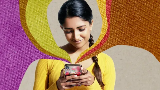 নারী মোবাইল