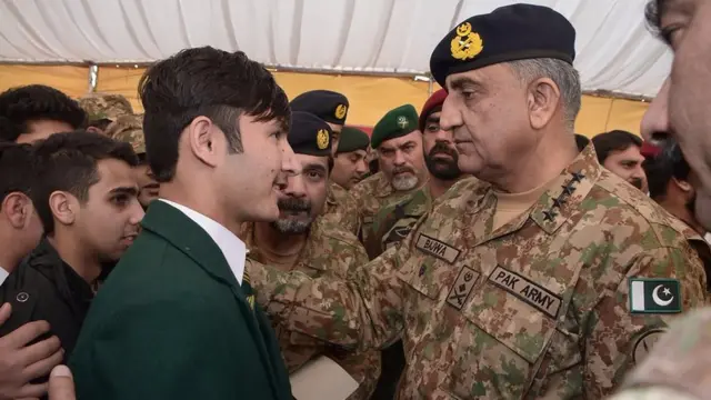 پشاور آرمی پبلک سکول میں 16 دسمبر کی تقریب میں شریک فوج کے سربراہ