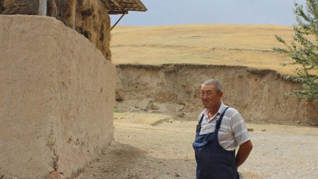农民阿纳贝•卡迪罗夫的毛驴栓在上了锁的棚子里也被盗走
