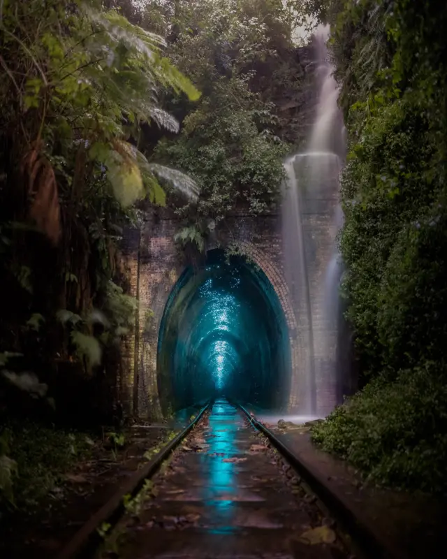 Vagalumes iluminam um arco ferroviáriobet fHelensburg, na Austrália