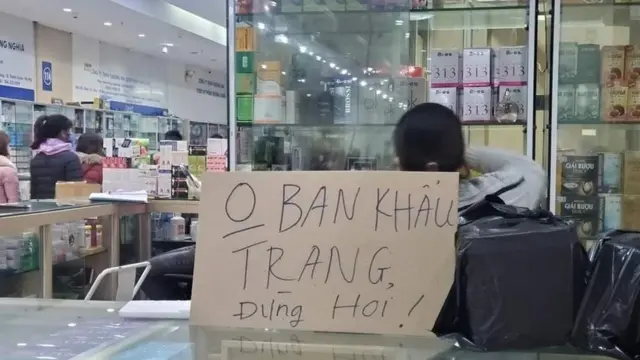 Một số cửa hàng treo biển "không bán khẩu trang, nước rửa tay".
