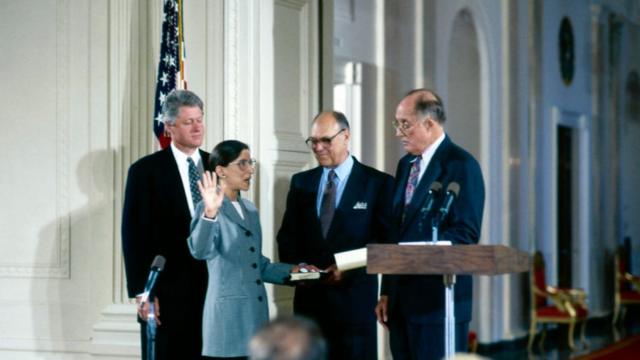 Ruth Bader Ginsburg jura como miembro de la Corte Suprema de EE.UU.