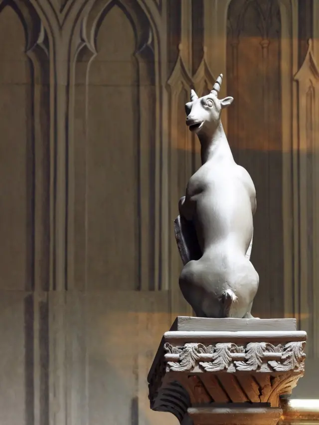 статуя антилопы