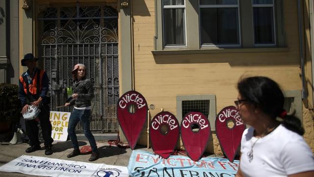 在美国旧金山，有租客发起抗议，因为AirBnB租务，他们被房东赶出家门。
