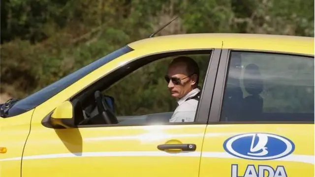 俄羅斯總統普京2010 年試駕駛拉達的資料照片