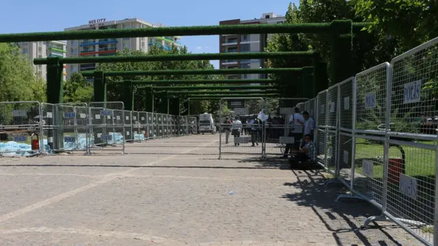 Parka girmek için iki ayrı polis bariyerinden geçmek gerekiyor