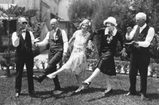 Un grupo de personas bailando Charleston, en Estados Unidos