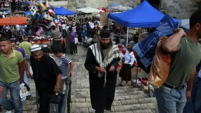 Wayahudi na Waislamu katika lango la Damscus mjini Jerusalem