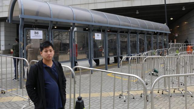 东涌居民刘永贤指，营办来往东涌和港珠澳大桥香港口岸的巴士公司架设铁马后，游客排队等候登车的秩序才见改善。