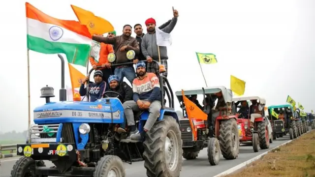 किसान ट्रैक्टरों पर सवार