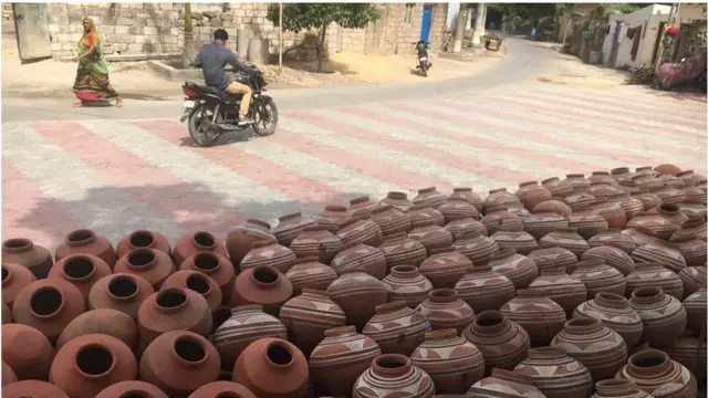 રસ્તા પરથી પસાર થતા રાહદારી