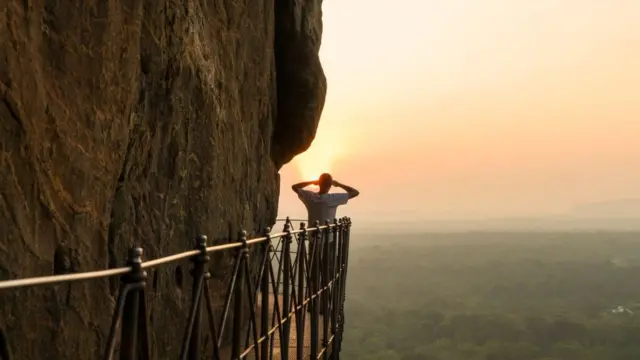 Viajero en acantilado de Sigiriya