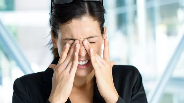 Mujer restregándose los ojos