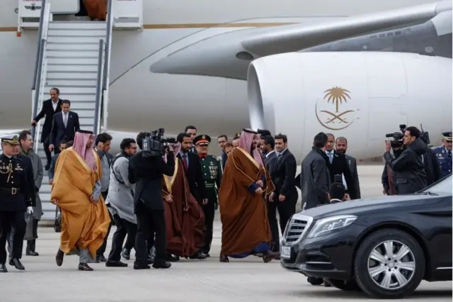 Maher Abdulaziz Mutreb, İspanya gezisi sırasında Suudi Arabistan Veliaht Prensi Muhammed bin Selman'ı izliyor