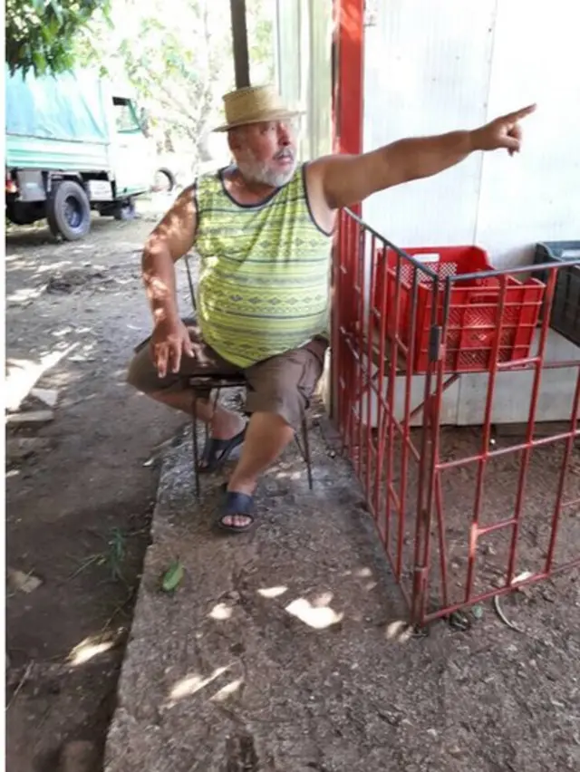 Carlos sentado en una silla