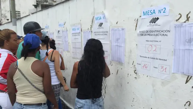 Electores miran dónde votar.