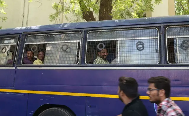 आरोपियों को ले जाती पुलिस वैन