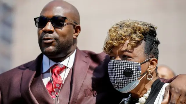 برادر جورج فلوید به همراه مادر اریک گارنر، مرد سیاهپوستی که هنگام بازداشت توسط پلیس کشته شد