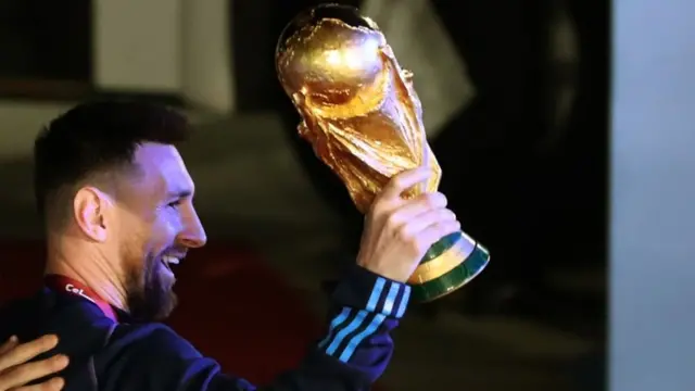 ميسي يحمل كأس العالم