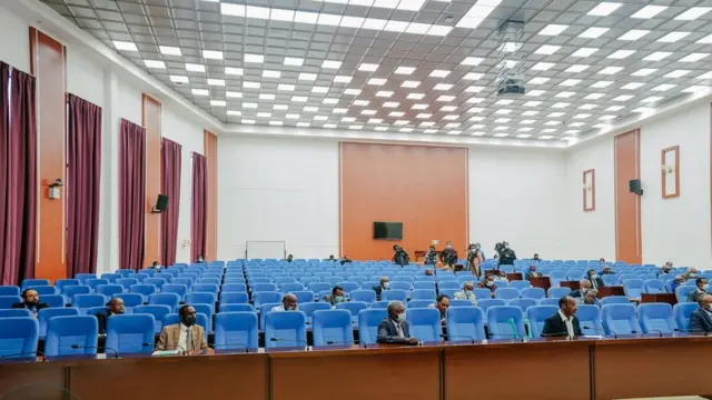 Hirmaattoota hooggantoota paartiilee siyaasaa keessa