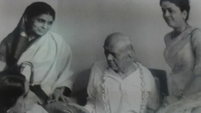 বার্ধক্যে স্থবির কবি।