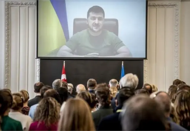 乌克兰总统泽连斯基表示，会谈的初步迹象是“积极的”，但并没有盖过俄罗斯炮弹的爆炸声。