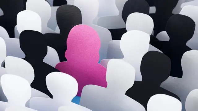 Una silueta de mujer entre muchas de hombres