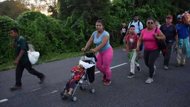 Caravana camina a Tapachula.