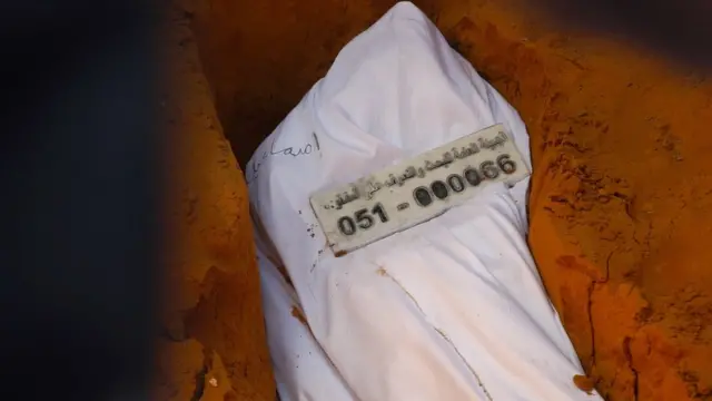 La plaque d'Esmail Mahmoud porte un numéro d'ADN : 051-000066.