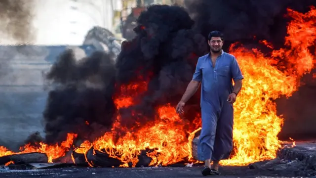 المتظاهرون أغلقوا طريقا يربط بين البصرة والعاصمة بغداد