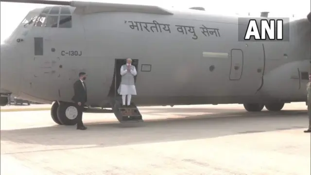 વડા પ્રધાન નરેન્દ્ર મોદી ભારતીય વાયુદળના વિશિષ્ટ હર્ક્યુલસ વિમાનમાં સુલતાનપુર જિલ્લાના કરવાલ ખેડી પહોંચ્યા છે.