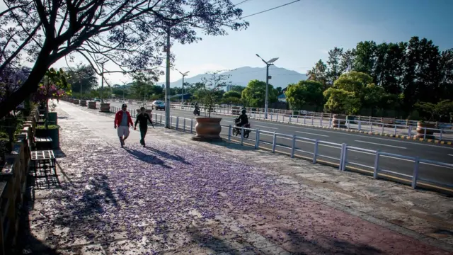 सिंहदरबार अगाडिको सडकमा चहलपहल निकै कम रहेको छ