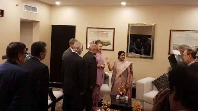 বিএনপি প্রতিনিধিদলকে আপ্যায়ন করছেন সুষমা স্বরাজ