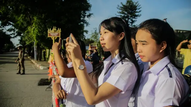 குகைக்குள் சிக்கிய சிறவர்களை மீட்பதை தாய்லாந்து குழுந்தைகள் பார்த்தனர். குகையிலிருந்து இந்த சிறார்களை மருத்துவமனைக்கு கொண்டு செல்லும்போது, அவர்கள் மகிழ்ச்சியை வெளிப்படுத்தினர்.