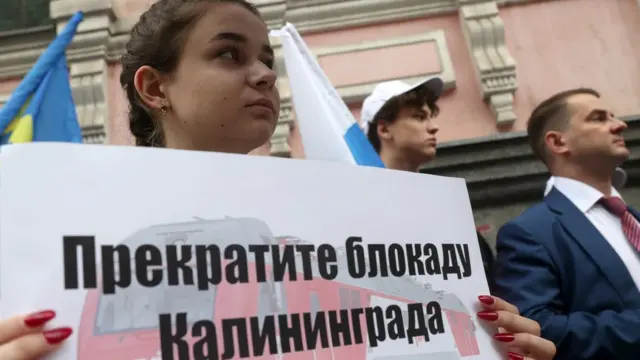Участница протестной акции ЛДПР у посольства Литвы