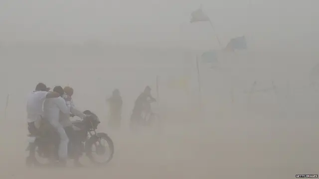 ਝੱਖੜ ਵਿੱਚ ਮੋਟਰਸਾਈਕਲ ਉੱਤੇ ਲੰਘਦੇ ਵਿਅਕਤੀ