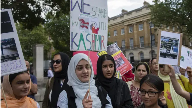 লন্ডনের রাস্তায় কাশ্মীরিদের পক্ষে হওয়া প্রতিবাদ