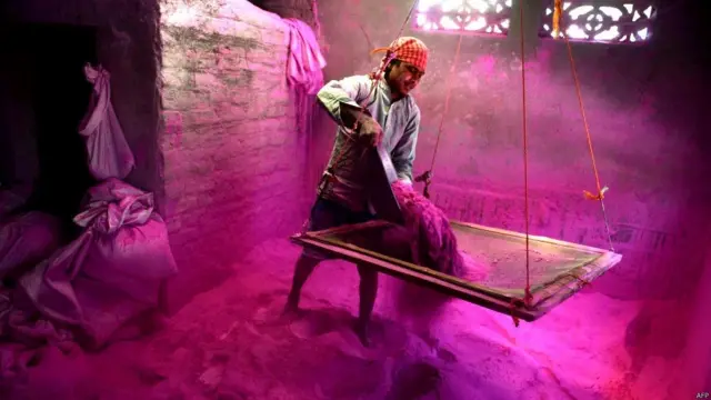 ગુલાલ તૈયાર કરતા મજૂરની તસવીર