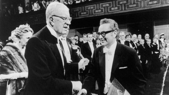 Murray Gell-Mann recibiendo el Premio Nobel de Física en 1969