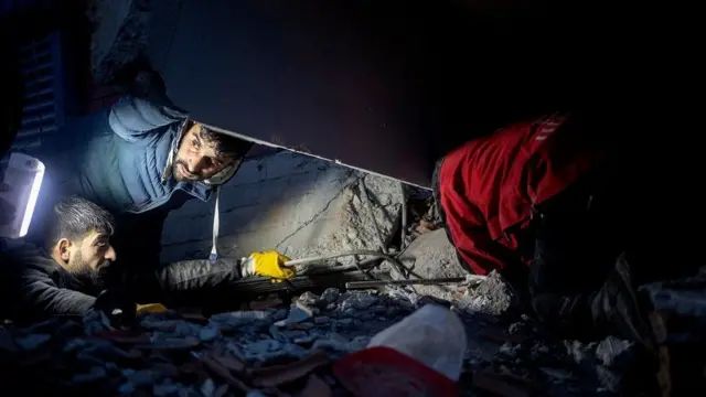 ભૂકંપના કારણે કાટમાળ નીચે લોકો દબાયા