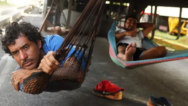Camioneros esperan en un tranque en Nicaragua