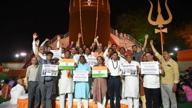 Pilot Pakistan-Hindistan sınırında çiçekler ve pankartlarla karşılandı