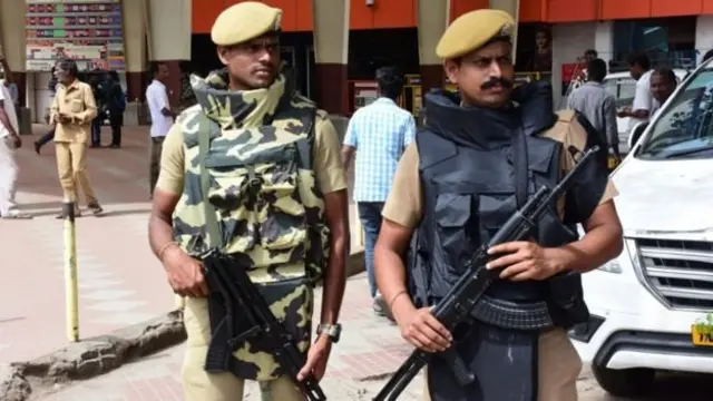 பாதுகாப்பு பணியில் காவலர்கள்