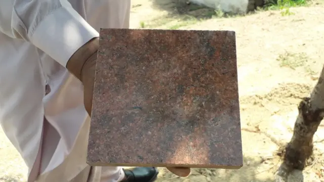 پتھروں کو کاٹ کر بنائی گئی ٹائل