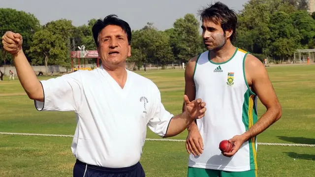 مئی 2012 کی اس تصویر میں وہ جنوبی افریقہ کے پاکستانی نژاد لیگ سپنر عمران طاہر کو گُر سکھا رہے ہیں